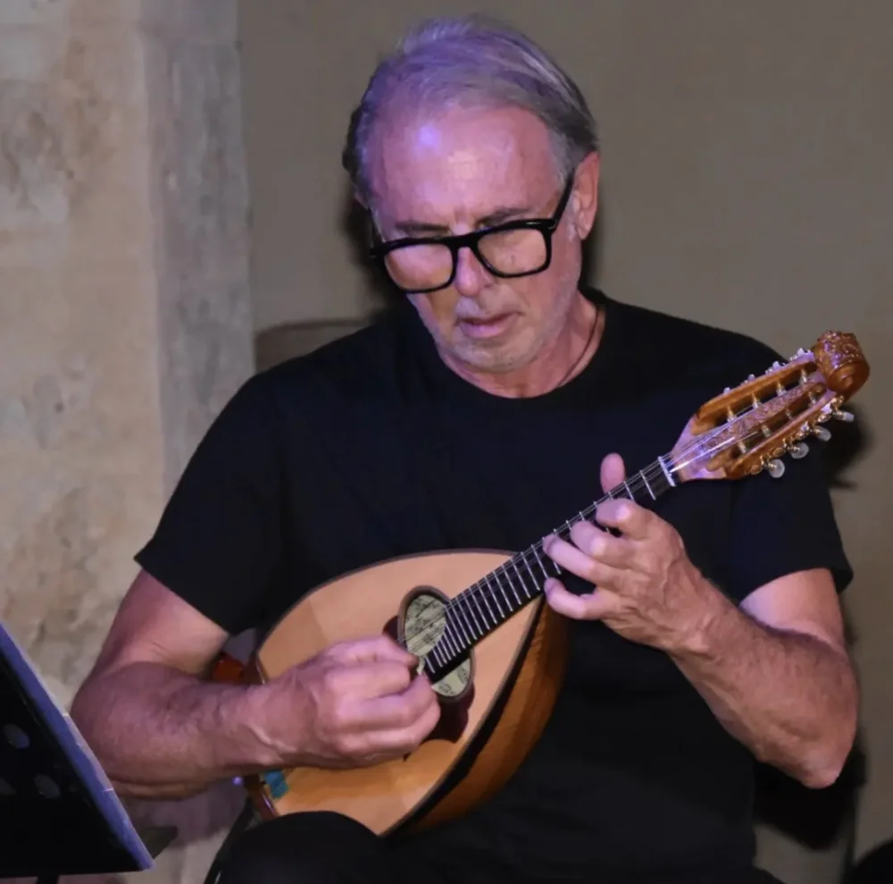 Mimmo Pontillo suona il mandolino durante un concerto.